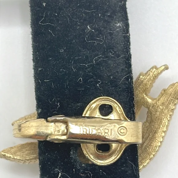 Crown Trifari Signed Vintage Brushed Gold Abstract Leaf Clip-on Earrings - Picture 3 of 9